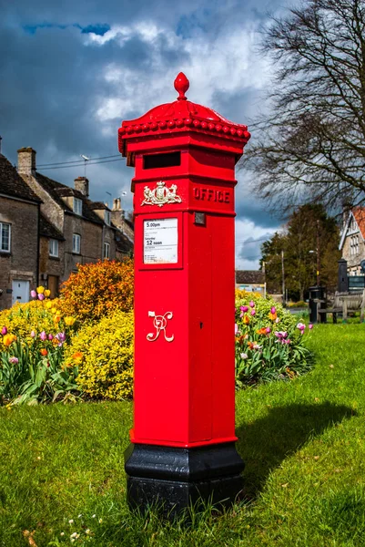 Tetbury, İngiltere, 22 Nisan 2012. Tetbury 'de kırmızı posta kutusu — Stok fotoğraf