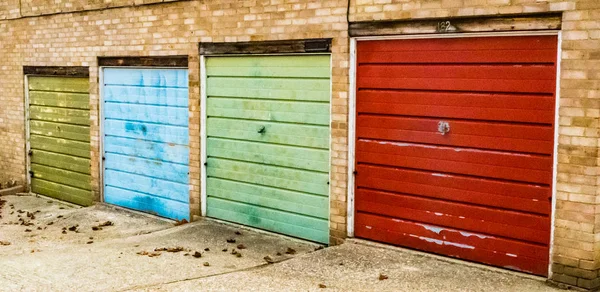 Row of small garages with different coloured doors, Bracknell England — Stock Photo, Image
