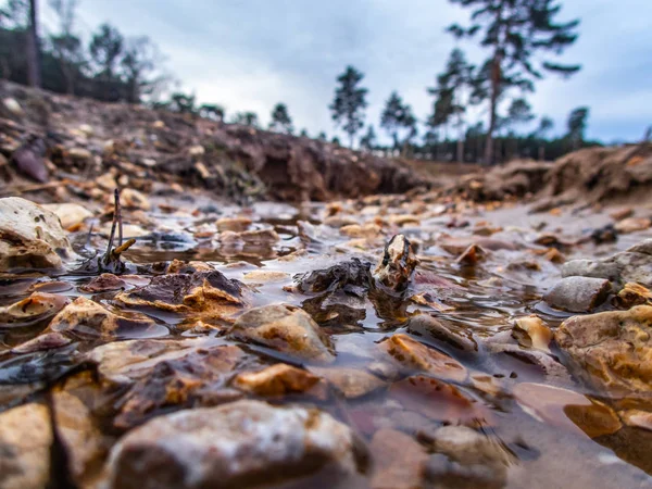 Niedrige Ansicht des Wassers in der Rinne mit Steinen — Stockfoto