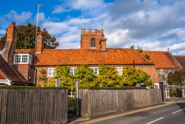 Pangbourne, Berkshire, England. October 29 2011 Church tower and cottages. — Stock Photo, Image