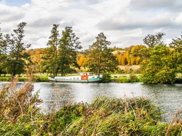 Ekim 'de Berkshire' da Thames Nehri manzaralı Pangbourne. — Stok fotoğraf