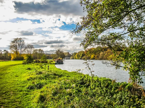 Pangbourne i Berkshire utsikt över floden Thames i oktober. — Stockfoto