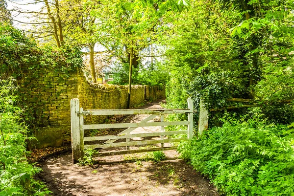 Sentiero accanto a un muro con grande cancello bianco a cinque barre. Chipping Norton — Foto Stock