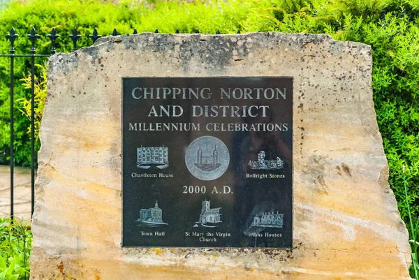 Chipping Norton, Oxfordshire, England. May 12 2012. Millennium Celebrations town sign 스톡 사진