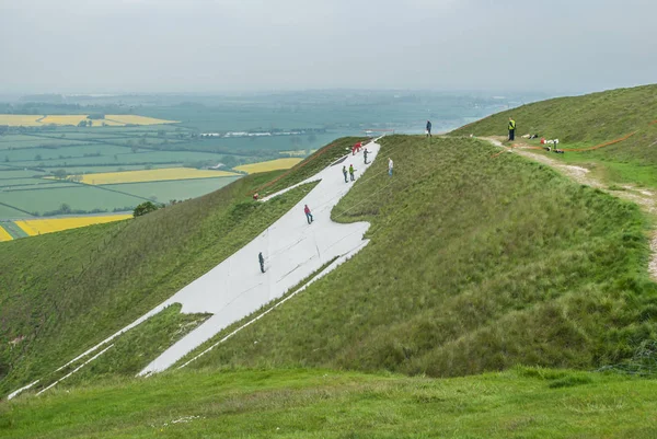 White Horse, Westbury, Wiltshire, England. May 19 2012. Men working. — Stock Photo, Image