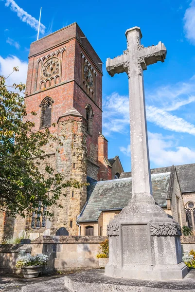 Εκκλησία Αγ. Μαρίας Πέτγουορθ. Δυτική Αγγλία του Σάσεξ, Ηνωμένο Βασίλειο. Πύργος και πέτρινος σταυρός — Φωτογραφία Αρχείου