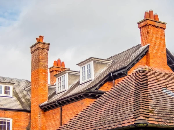 Rotes Dach und Schornsteine mit arktischen Fenstern. Woodhall Spa. England — Stockfoto