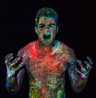 Renkli adam öfkeyle çığlık