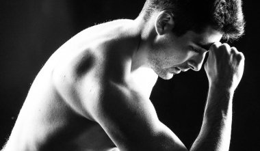 Bir adamın alnına bir yumruk ile düşünme dramatik yakın çekim