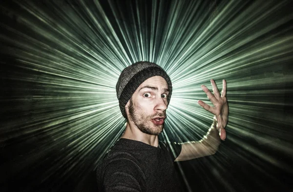 Singola persona che balla al concerto rave con luci laser — Foto Stock