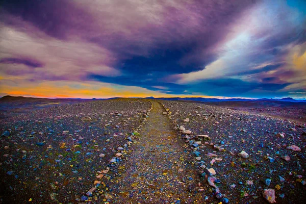 Camino Esmeralda hacia el horizonte — Foto de Stock