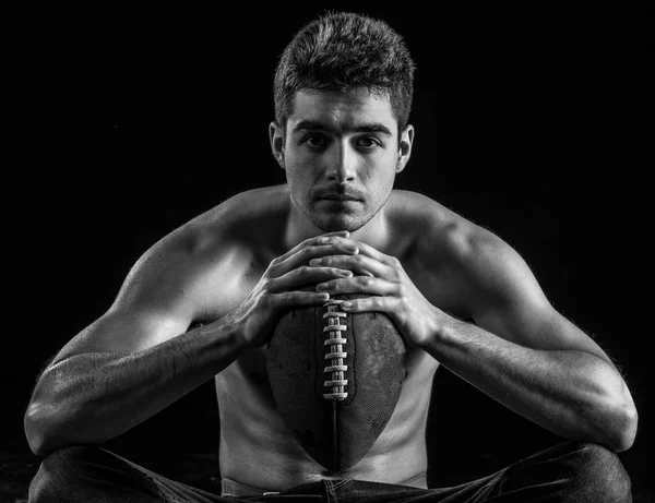 Piłka nożna gracz portret gospodarstwa futbolu amerykańskiego patrząc. Męski model w 20s. — Zdjęcie stockowe