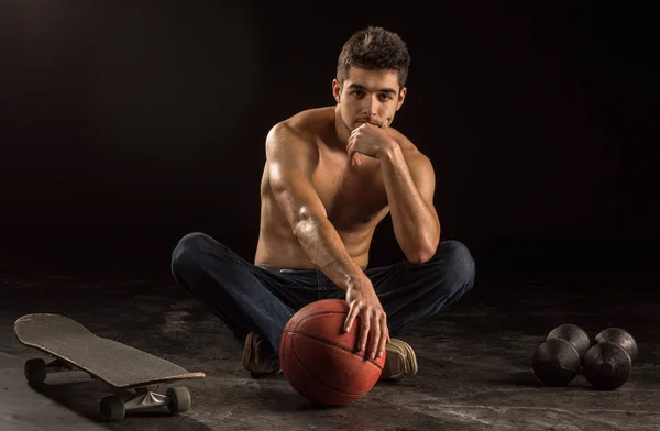 Jonge man in zijn 20s vertegenwoordigen verschillende recreatieve sporten — Stockfoto