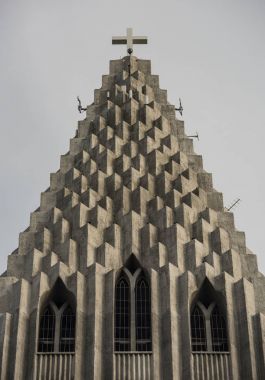 Reykjavik, İzlanda, lutheran parish Kilisesi, mavi gökyüzü güneşli yaz günde dış tanımlıkHallgrimskirkja katedralde üst