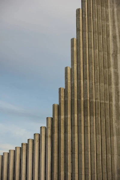 Closeup Hallgrimskirkja katedrály v Reykjavíku, Island, luteránský farní kostel, vnější během slunečného letního dne s modrou oblohu — Stock fotografie