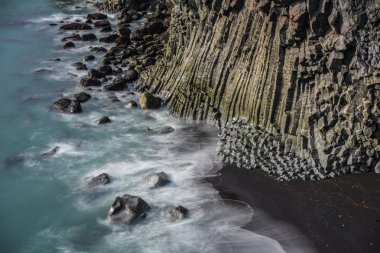 Okyanus dalgaları bazalt kayaların üzerinde kırma