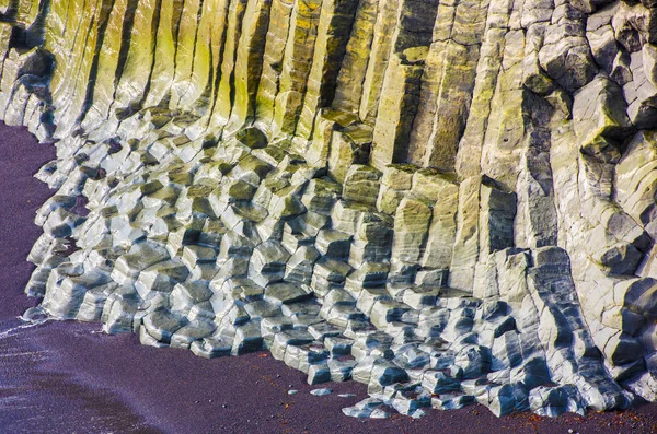 Kwaśne wielokątne skały wulkaniczne kolumn — Zdjęcie stockowe