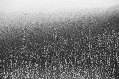 Su lekesi dış tarafında bir arabanın kapısını