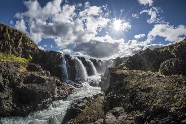 Canyon Kolugljufur e cachoeira no norte da Islândia — Fotografia de Stock