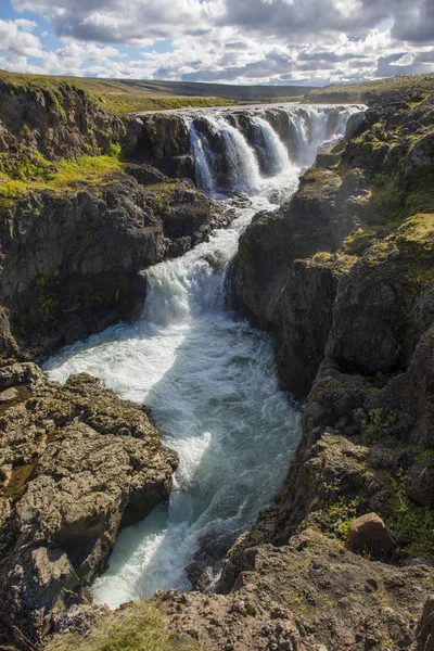 Cañón de Kolugljufur y cascada en el norte de Islandia Imágenes De Stock Sin Royalties Gratis