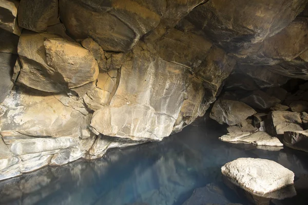 洞窟と穏やかな水の反射 — ストック写真