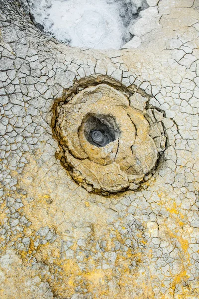 Risse im Schlamm durch Erdgas am Boden — Stockfoto