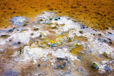 Kırık çamur doku yere jeotermal gaz üzerinden