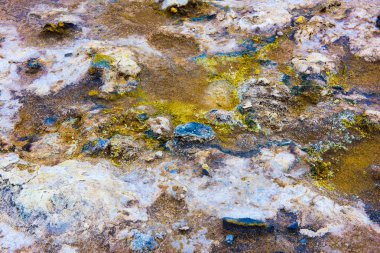 Kırık çamur doku yere jeotermal gaz üzerinden