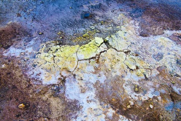 Texture di fango screpolato da gas geotermico a terra — Foto Stock