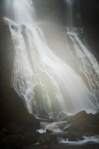 抽象的瀑布特写镜头长时间曝光 — 图库照片