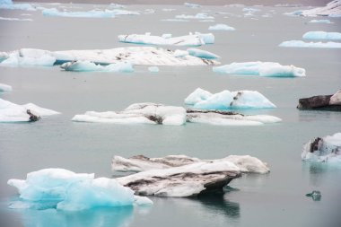 Gölde yüzen buz kırma