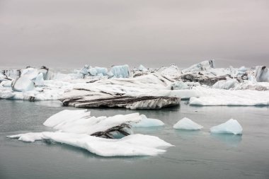 Gölde yüzen buz kırma