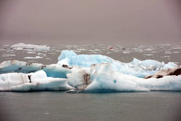 Rompiendo hielo flotando en el lago —  Fotos de Stock