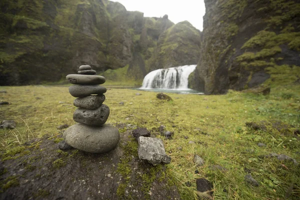 Empilement de cailloux et cascade — Photo