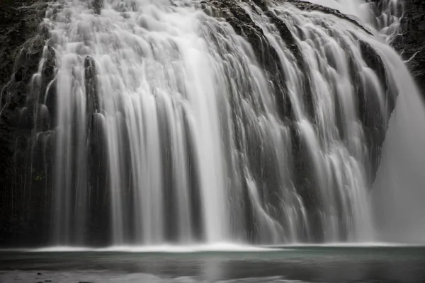 Wasserfall lange Belichtung Stockbild