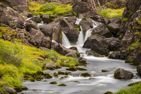 Cachoeira longa exposição crescimento grama e rochas — Fotografia de Stock