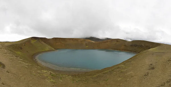 Vulkanický kráter s vodou uvnitř Island — Stock fotografie