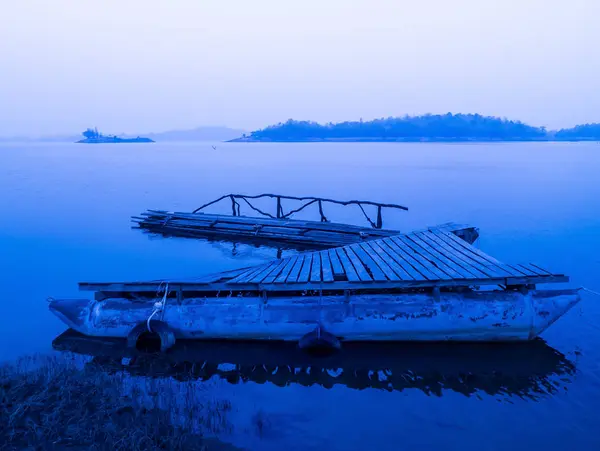 Raft dans le lac à l'aube — Photo