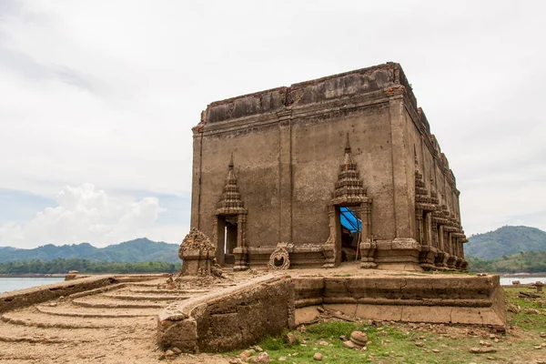 Templo antigo na província de Kanchanaburi — Fotografia de Stock
