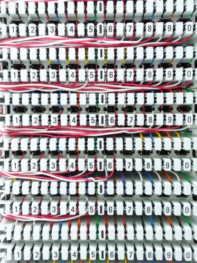 Fabrikada telefon sistemi için kablolama