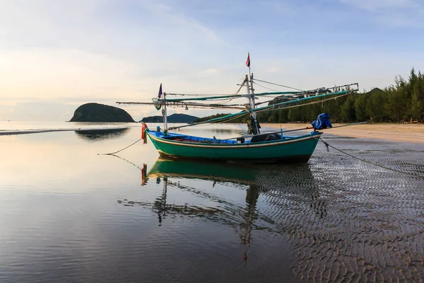 Bateaux de pêche sur la plage — Photo