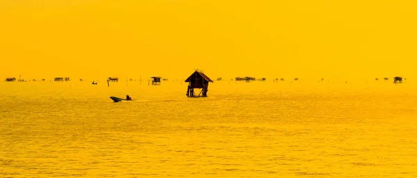 Cabañas de pescadores en medio del mar —  Fotos de Stock