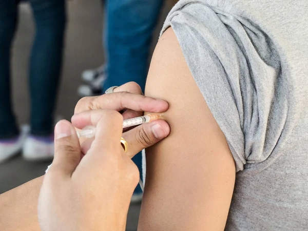 Вакцина проти ін'єкцій, захищена для людини — стокове фото