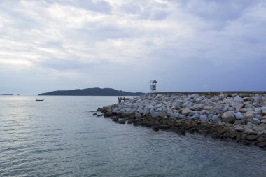 Denizin kenarında kulübe