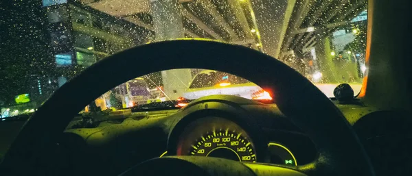 Condução na cidade da chuva — Fotografia de Stock