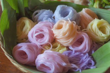 Noodle renkli, lezzetli bak