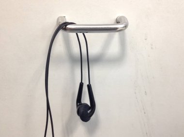 Dinlemek için kulaklık eski