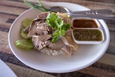 Tavuk çorbasıyla pişirilmiş pirinç.