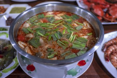 Tom yum çorbasını servis et