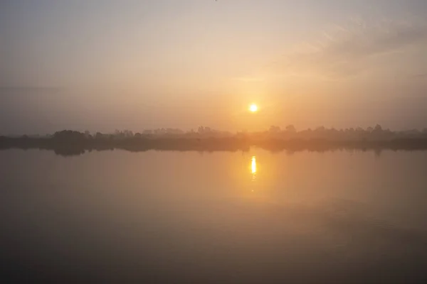 Atmosfera matinal no rio Fotos De Bancos De Imagens